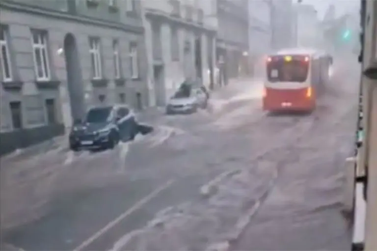 Potop u Austriji: Bečkim ulicama teku potoci vode, palo kiše kao za cijelo ljeto (VIDEO)