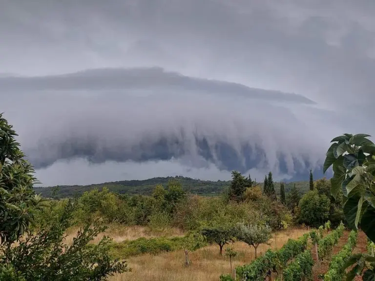 Neuobičajena pojava u Hercegovini: Pogledajte kako izgleda nebo kod Čitluka Meteorolozi najavljuju nevrijeme