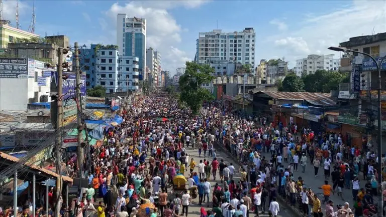 Premijerka Bangladeša napustila zemlju tokom protesta, na ulicama haos