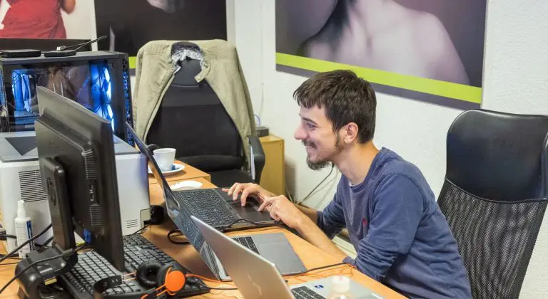 Dvadesetjednogodišnji Kenan osnovao vlastitu IT firmu i objavio više od deset aplikacija, koje koristi preko 80 hiljada ljudi