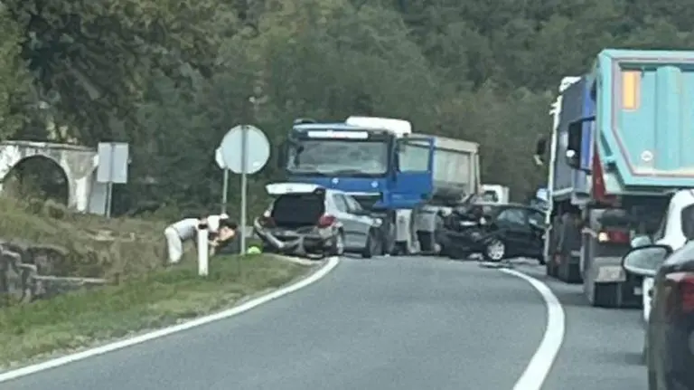 Teška saobraćajka: Sudarili se kamion i četiri vozila, sedam osoba povrijeđeno