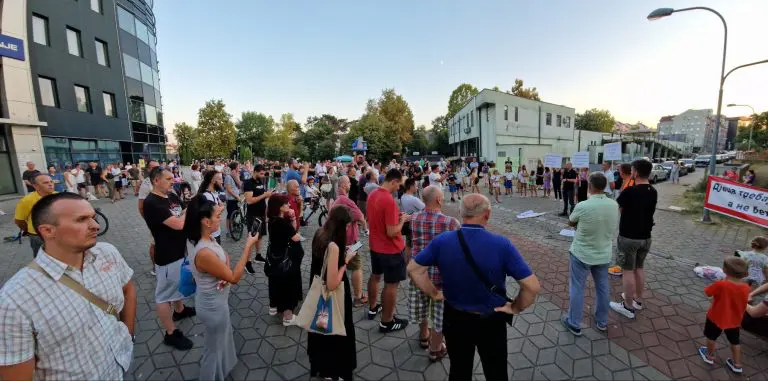 Protest u Banjaluci: Budućnost djece nije na prodaju, spremamo peticiju FOTO