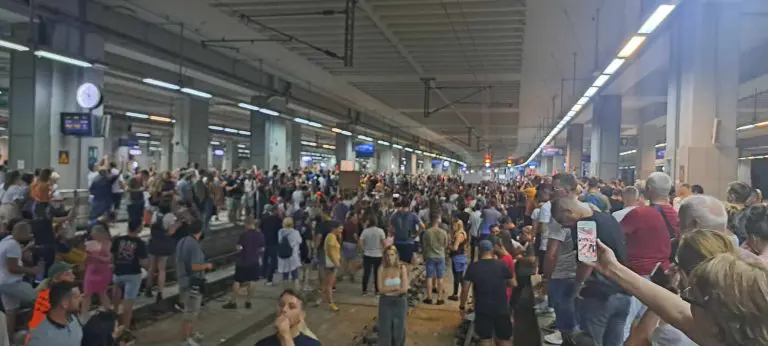Beograd na nogama: Blokirana Željeznička stanica Beograd Centar, okupljeni kažu ostaće do jutra