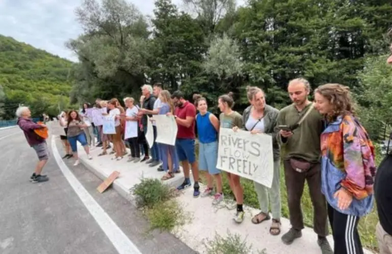 Oglasila se udruženja: Nije obustavljena izgradnja male hidroelektrane na Vrelu Une!