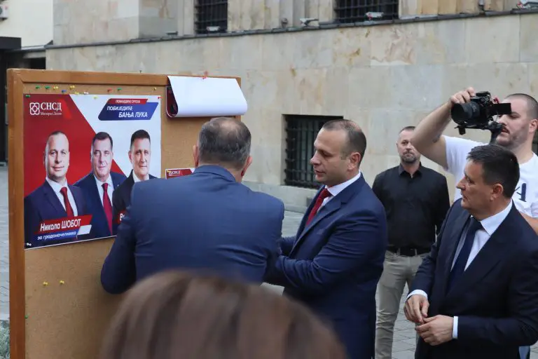 URANILI: Dodik, Đajić i Šobot već zalijepili prvi plakat (foto)