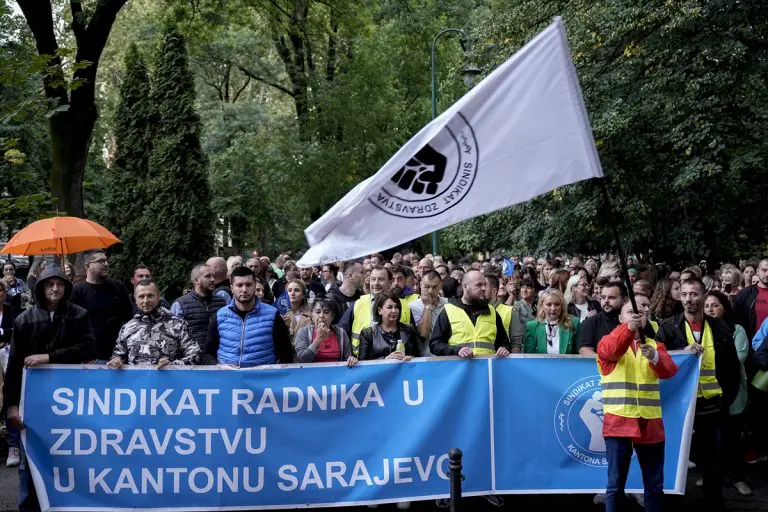 Zdravstveni radnici prenoćili pred zgradom Vlade, najavili blokadu puteva