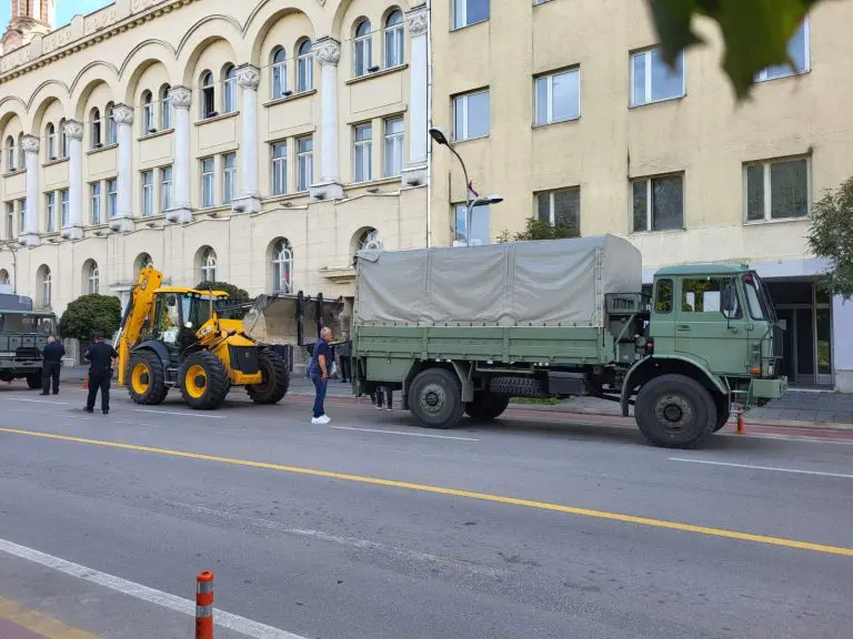 Vozila OS BiH ispred Gradske uprave u Banjaluci!Stigao izborni materijal