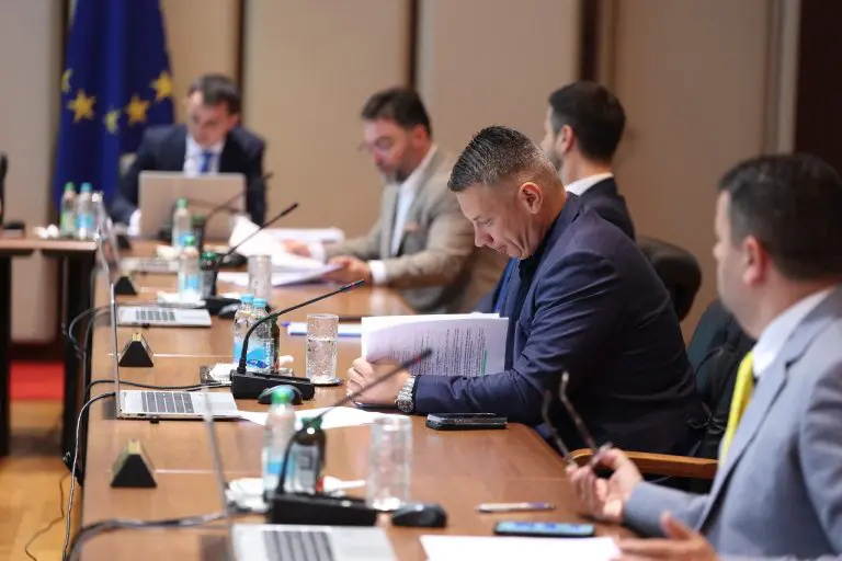 Skupljeno najmanje 15 potpisa za smjenu Nešića