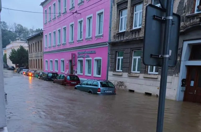 SITUACIJA GORA OD PROGNOZA, PREMAŠEN STOGODIŠNJI PROTOK: Voda nosi automobile, u toku evakuacija ljudi