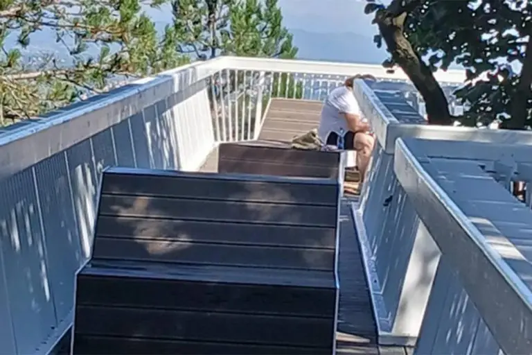 SRAMOTA! Vandali oštetili tek otvoreni banjalučki vidikovac