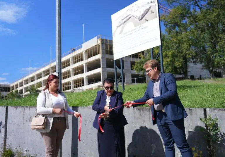PDP “otvorio” garažu UKC, pitaju Đajića “Koliko je od 50 MILIONA KM POTROŠENO NA ŽURKE?”