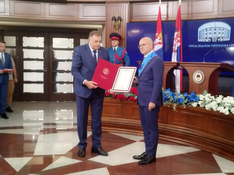 Dodik odlikovao Vučevića (FOTO)