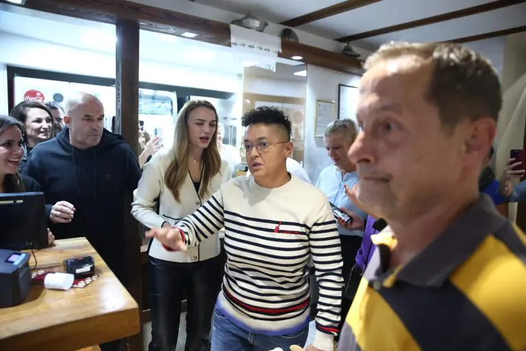 Ludnici na Baščaršiji: Marija Šerifović dijelila ćevape u Petici, fanovi oduševljeni