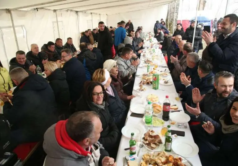 Profesionalni mitingaši! Strpljivo odslušaju obraćanja kandidata, a potom navale na džabno iće i piće: Ako još ima i muzike, puna šaka brade!