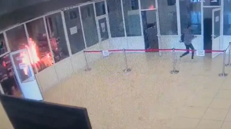 Gori parlament u Rumuniji, evakuisano 300 ljudi: Posjetilac bacio benzin u zgradu (Video)