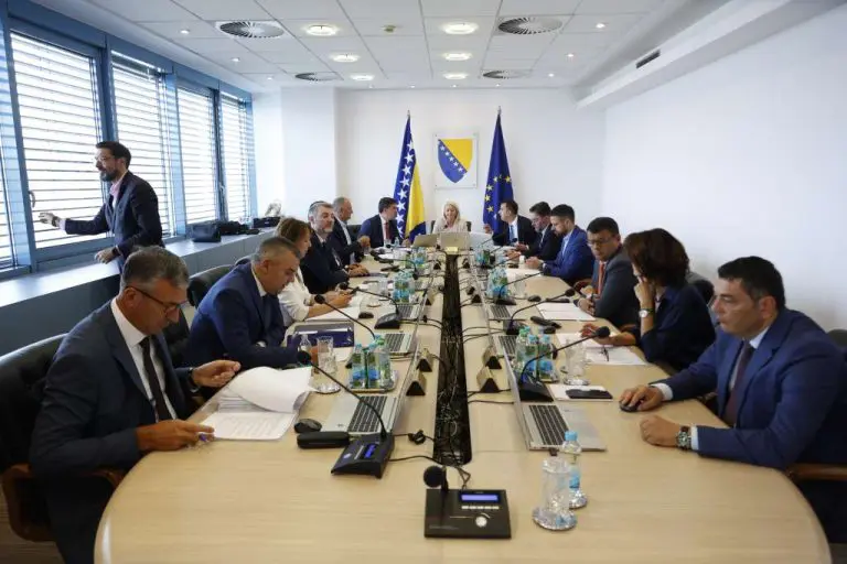 Diplomatija u rukama profesora fizičkog, spoljnu trgovinu vodi menadžer s privatnog fakulteta
