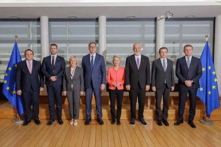 Politico: Vučić igra na dvije strane