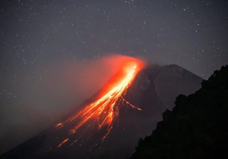 Lava i dim šibaju na sve strane: Nastavlja se erupcija vulkana Merapi