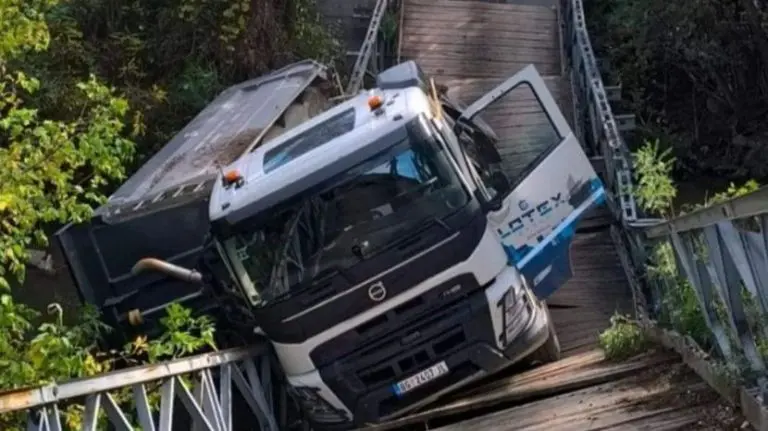 Stravične scene: Srušio se most, kamion visi nad rijekom