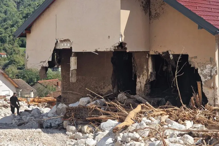 Srceparajuća scena u Jablanici: Dječak obilazi ruševine, traži prijatelja
