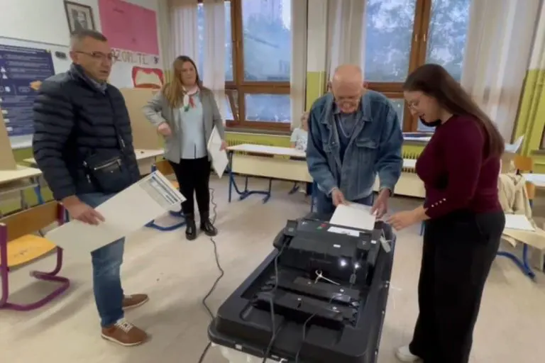 U Tuzli se glasa pomoću optičkih skenera, pogledajte kako to izgleda