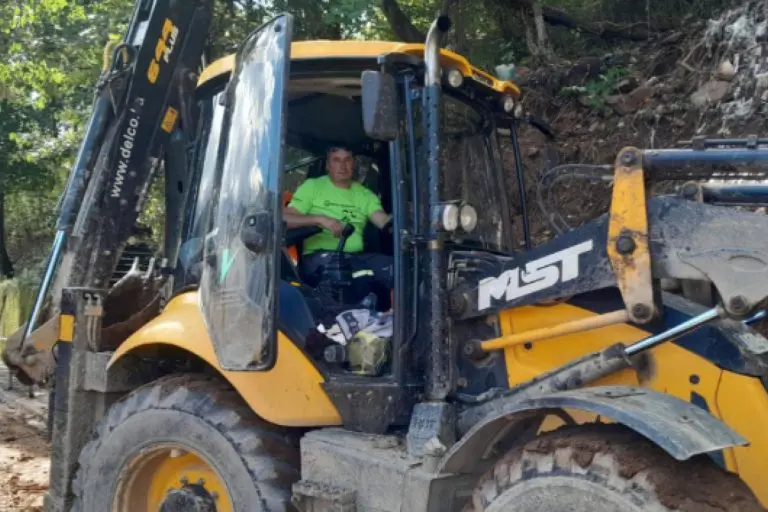 Veliko srce! Heroj u bageru probijao puteve prema selima kod Jablanice