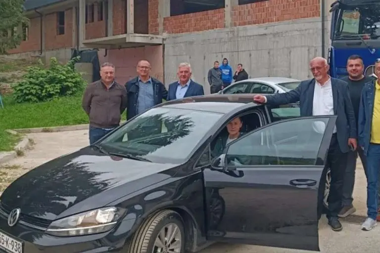 “Dobro se dobrim vraća”: Ženi koja je spasavala ljude u poplavama kupili novi automobil