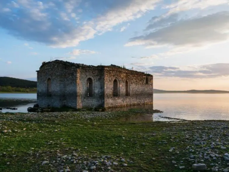 Jedini dokaz da se u ovom mjestu nekada živjelo: Potopljena crkva svakog proljeća izranja iz vode