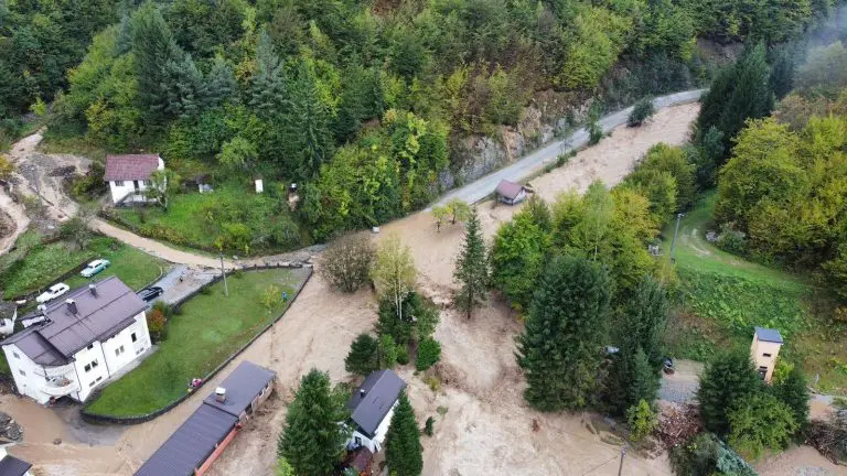 Pogledajte dramatične fotografije iz sela Luke kod Fojnice: Srušene kuće i objekti, sve je pod vodom…(FOTO)