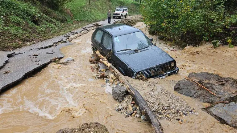 Poziv građanima kojima su vozila oštećena u poplavama da nazovu ovaj broj