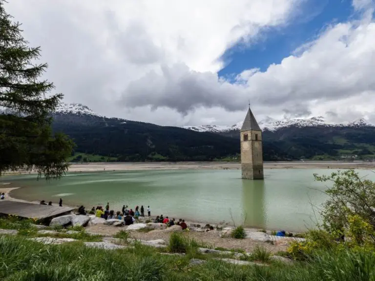 “Povremeno se čuju zvona”: Potopljeno selo u isto vrijeme fascinira i zastrašuje