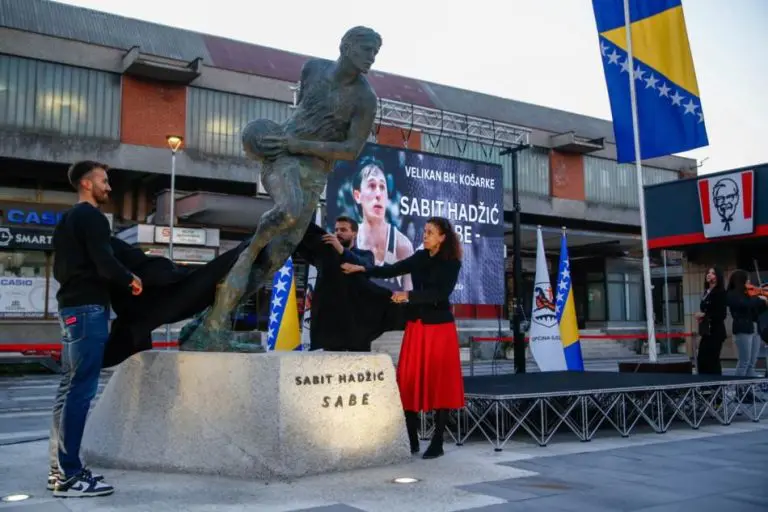 Legendarni košarkaš Bosne i bivši selektor BiH dobio spomenik na Ilidži: Ceremoniji prisustvovao i Svetislav Pešić