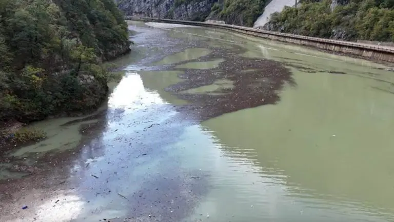 Pričinjena ogromna šteta: Neretva zatrpana smećem (VIDEO)