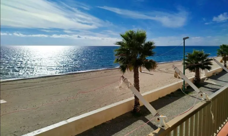 Dvosoban stan s balkonom, prvi red do mora, na pješčanoj plaži – 60.000 eura