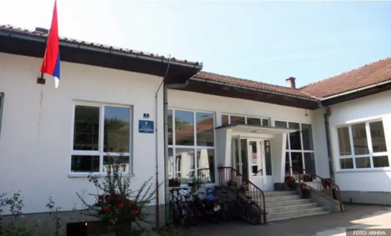 Incident u Banjaluci: Učenik devetog razreda udario muškarca motkom ispred škole