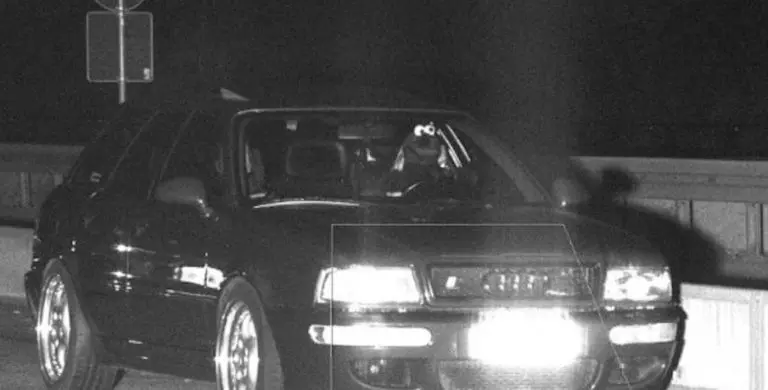 Ima li koga za volanom? Policija traži vozača koji se narugao kamerama za brzinu