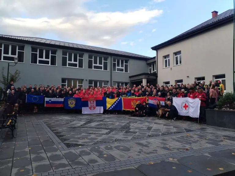 Fotografija iz BiH pokazuje zajedništvo: Spasioci iz regije ujedinjeni u solidarnosti