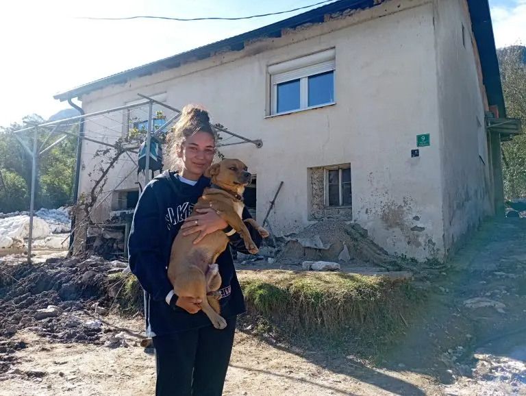 Aminu i njenu porodicu od utapanja spasio pas Don: Stradali su mi tetak i tetka sa sinom i snahom, amidža i strina, njihov sin, kćerka i zet