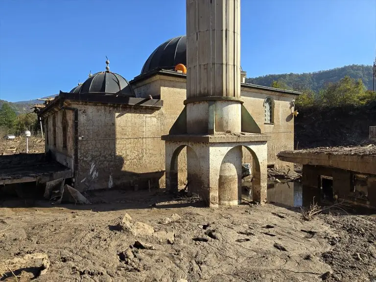 Nakon 44 dana od razornih poplava i odrona molitva u džamiji u Donjoj Jablanici 