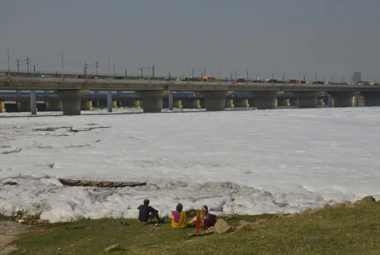 Otrovna pjena pluta rijekom, voda izgleda kao šlag