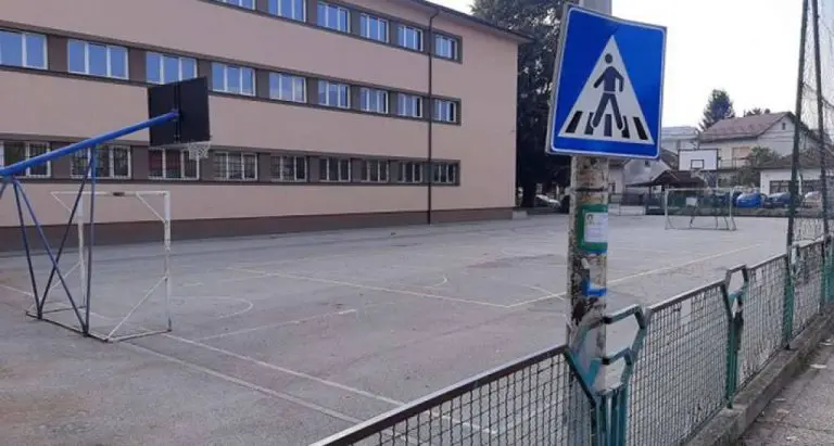 U nekoliko sarajevskih škola dojave, evakuacija učenika