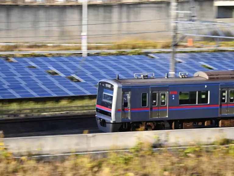 Prvi takav poduhvat u svijetu! Švajcarci solarne panele postavljaju na prugama: Biće poput tepiha, a evo ko će dobijati struju (VIDEO)