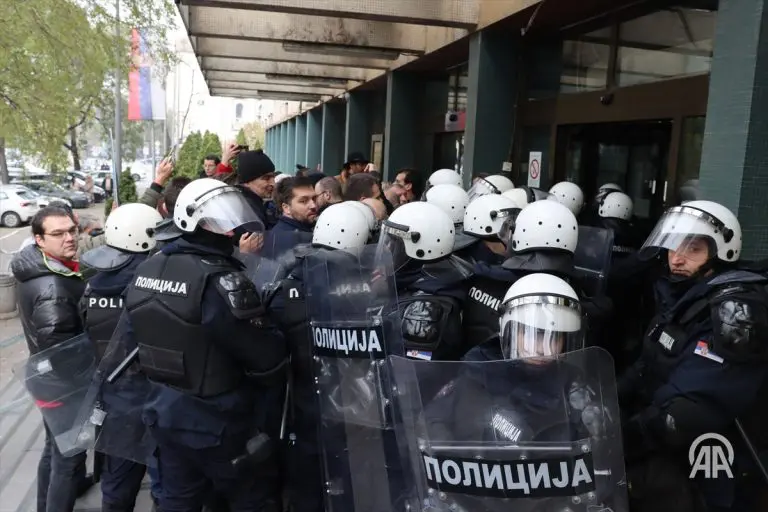 Novosadska opozicija: Suspendovati i uhapsiti policajce koji su brutalno pretukli vezanog čovjeka od 74 godine