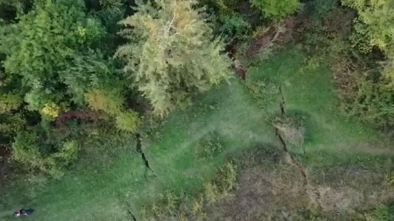 Iznad lokaliteta “Curine njive-igralište” i dalje prisutne duboke pukotine