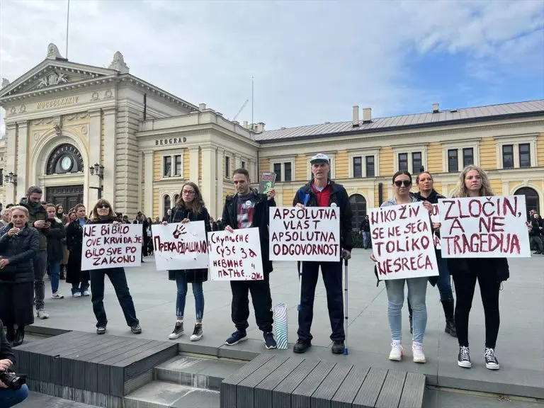 PROTEST U BEOGRADU: Stotine ljudi izašle na ulice, traže političku odgovornost nakon tragedije u Novom Sadu