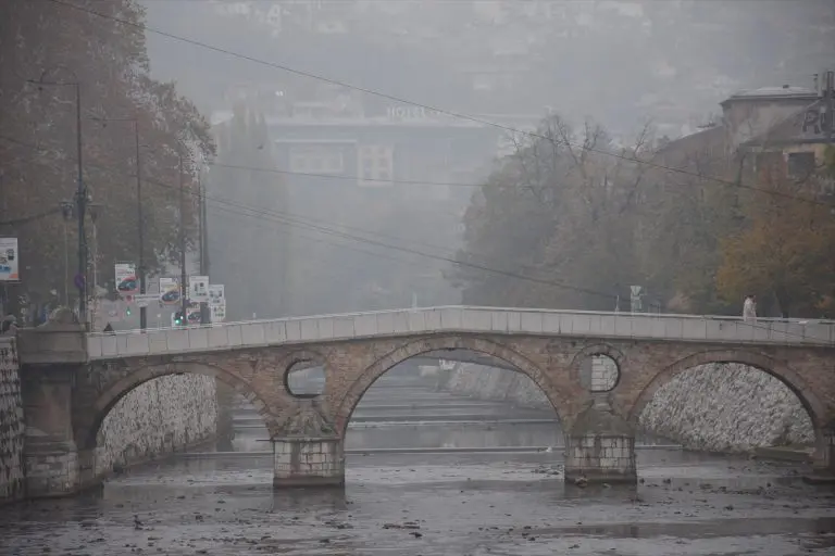 Zagađenost vazduha u Sarajevu: Rast broja vozila i individualnih ložišta smanjuje efekte poduzetih mjera