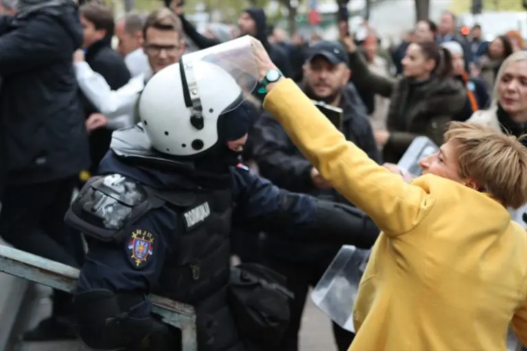 Drugi dan blokade suda i tužilaštva u Novom Sadu: Okršaj poslanika i odbornika s policijom od ranih jutarnjih sati (FOTO)