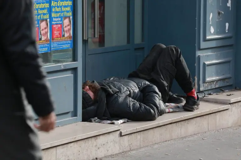 Pariski beskućnici se bore da prežive na ulici kako se približava zima (FOTO)