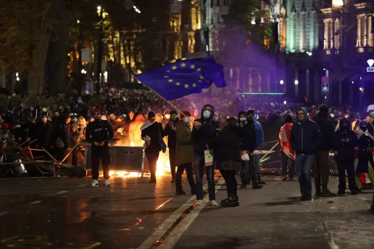 Demonstranti PREPLAVILI ulice: Gruzija u plamenu, uhapšeno više od 100 osoba