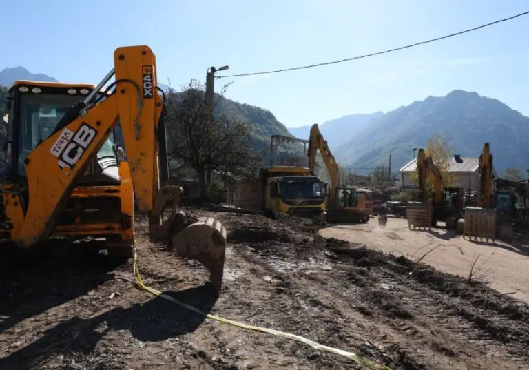 Nastavljaju se radovi na raščišćavanju cesta i ruševina u Donjoj Jablanici, na terenu 30 vojnika